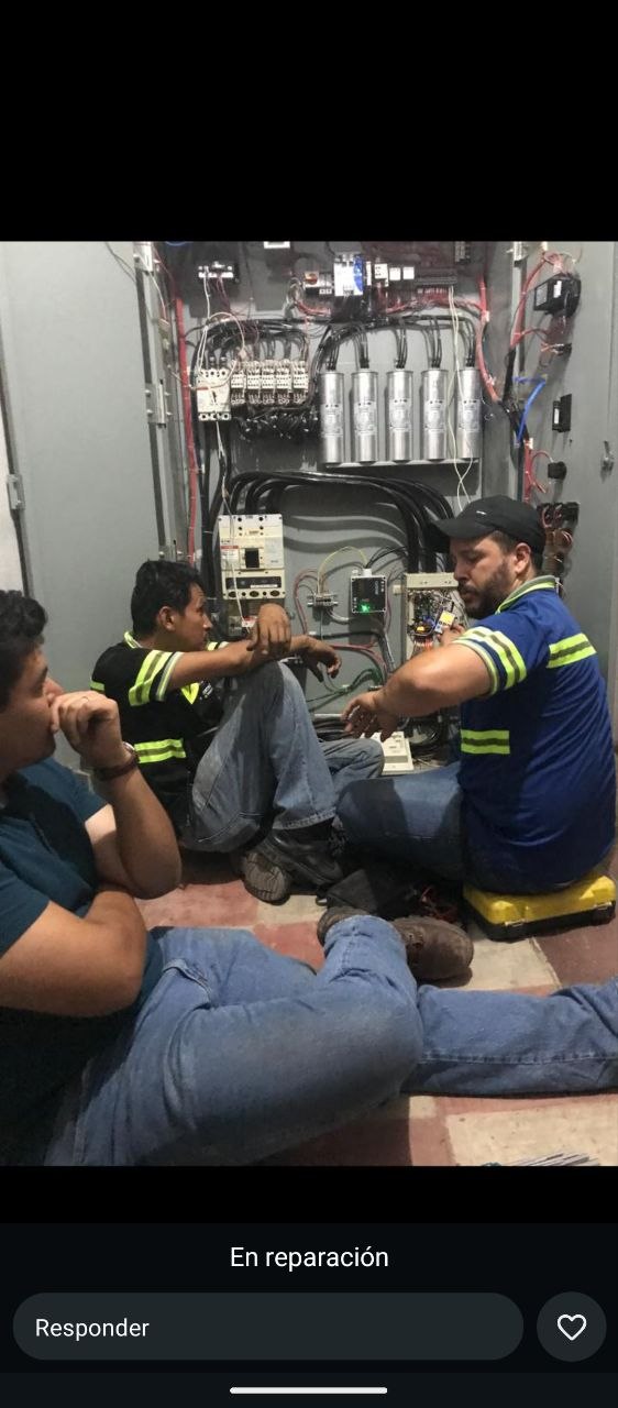 Equipo de POWERTRONICA en reparación de panel eléctrico industrial