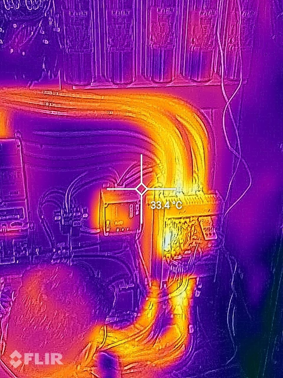 Termografía FLIR de panel eléctrico — diagnóstico de puntos calientes